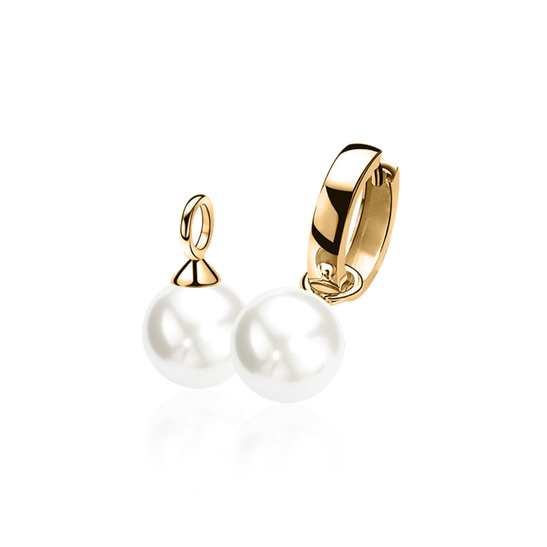 Een Zinzi Oorbellen Gold Plated Zich266 Wg hoepel oorbel van Zinzi wordt getoond met een afneembare witte parel bedel ernaast op een witte achtergrond, waardoor de glanzende gouden plating en de gladde, elegante parel worden benadrukt.