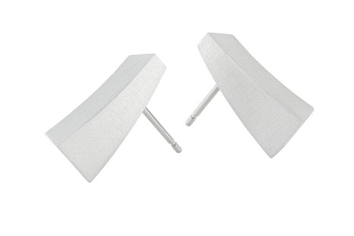 De Oorsteker Schuin boogje O1 van CLIC Creations bestaat uit twee strakke, rechthoekige wandlampen met witte stoffen hoezen. Ze zijn handgemaakt in Nederland en hebben een modern design met centrale bevestigingspunten voor eenvoudige bevestiging. De minimalistische stijl verbetert het hedendaagse decor met lampen die in tegengestelde richtingen staan.