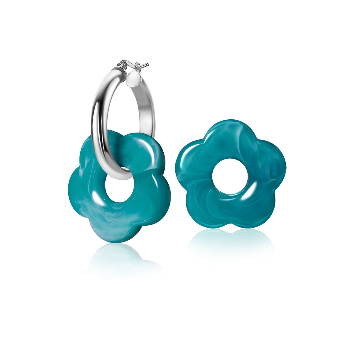 Een paar Zinzi oorbedels bloem turquoise ZICH2720T zijn afgebeeld-zilveren oorringen met glanzende, gemarmerde turquoise bloembedels. Eén oorbel staat rechtop, de andere ligt plat op een witte achtergrond.