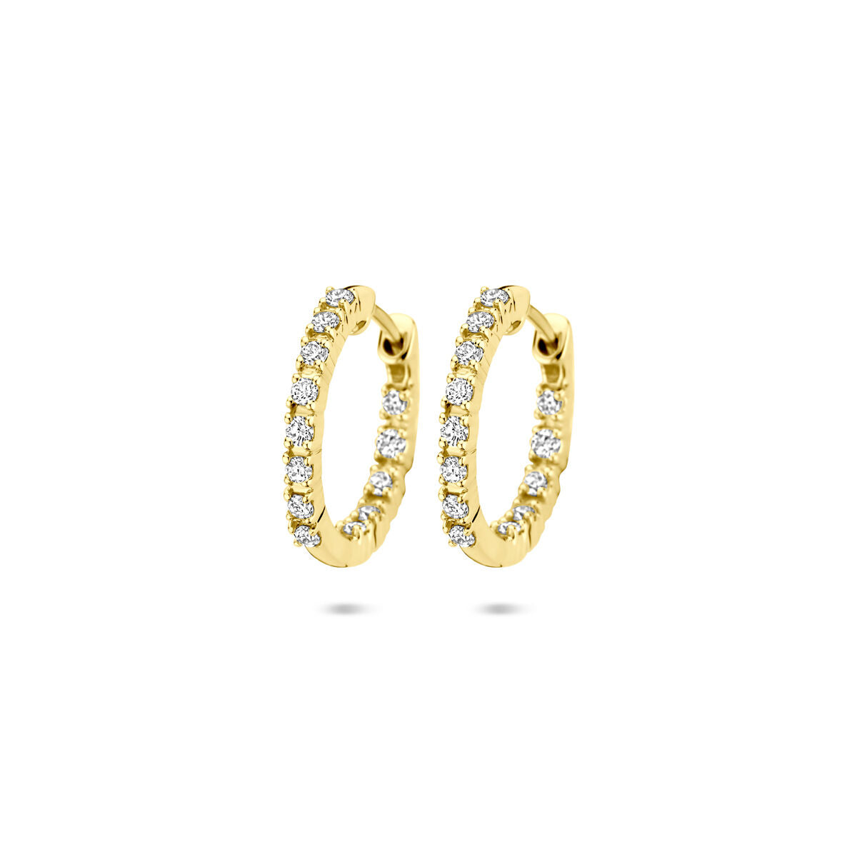 Złote kolczyki koła z lab-grown diamentami o średnicy 17,5 mm i szerokości 2,0 mm.