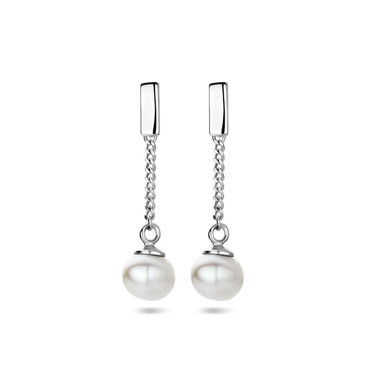 Een paar "oorhangers parel zilver gerhodineerd" van Van der Kooij Collectie met rechthoekige studs, delicate kettingschakels en ronde witte zoetwaterpareluiteinden, afgezet tegen een effen witte achtergrond.
