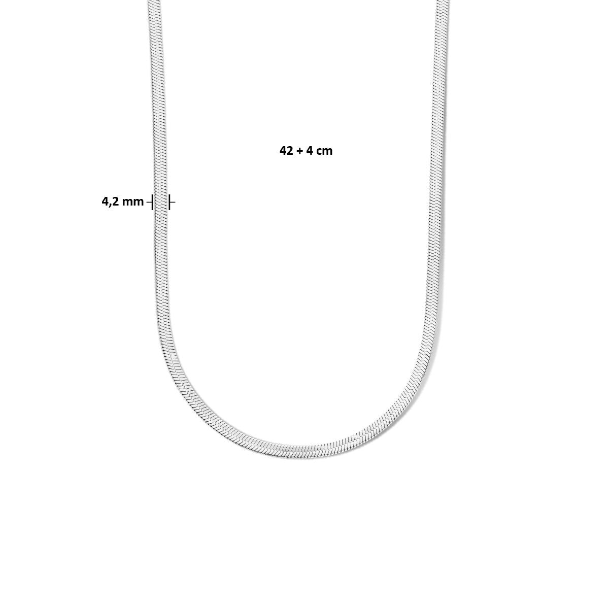 De Van der Kooij Collectie collier slang plat 4,2 mm (42+4 cm) edelstaal is afgebeeld in een U-vorm op een witte achtergrond, waarmee deze stijlvolle en veelzijdige dames ketting accessoire voor elke look wordt benadrukt.