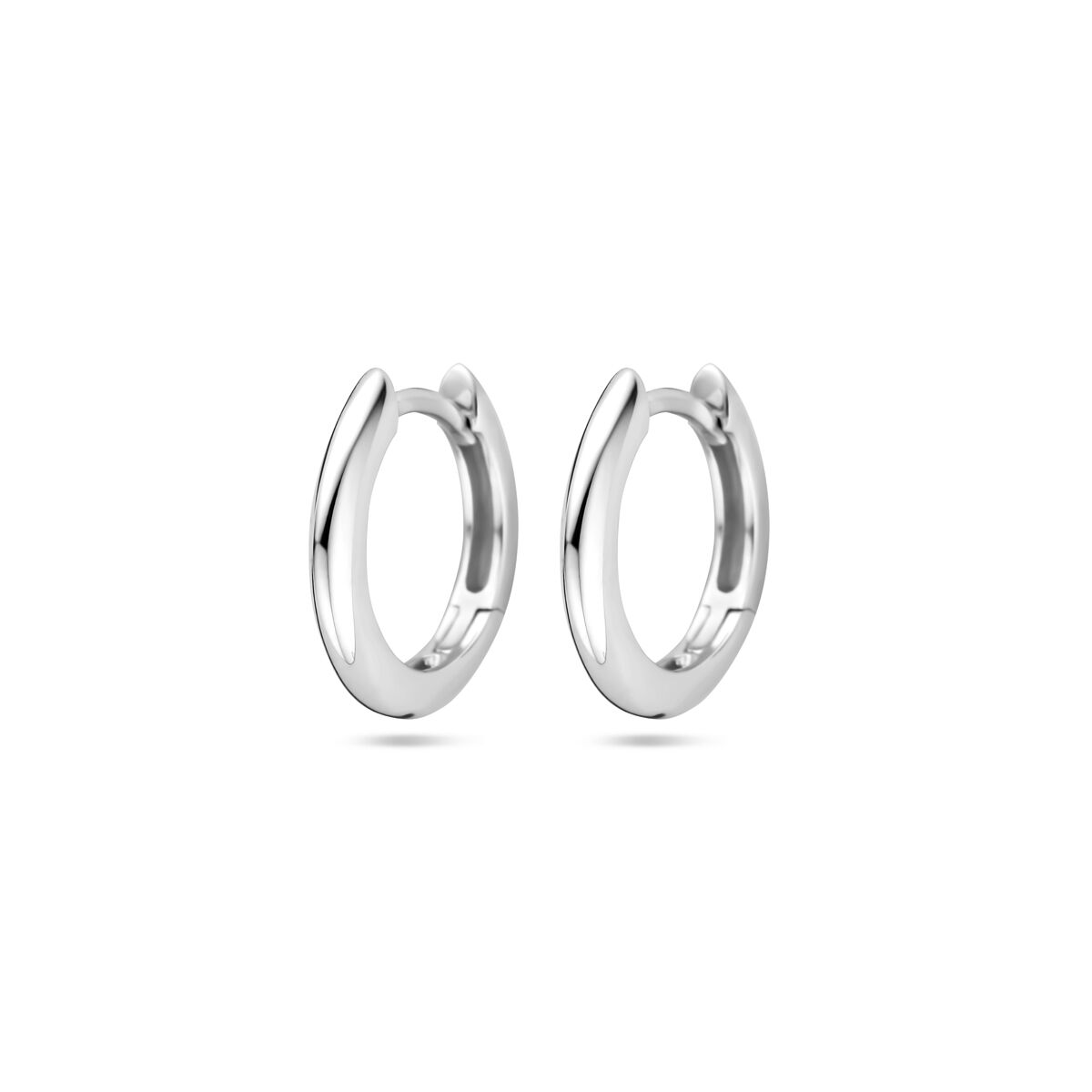 Zilveren klapoorringen van 2,0 mm met een glanzende gerhodineerde afwerking.