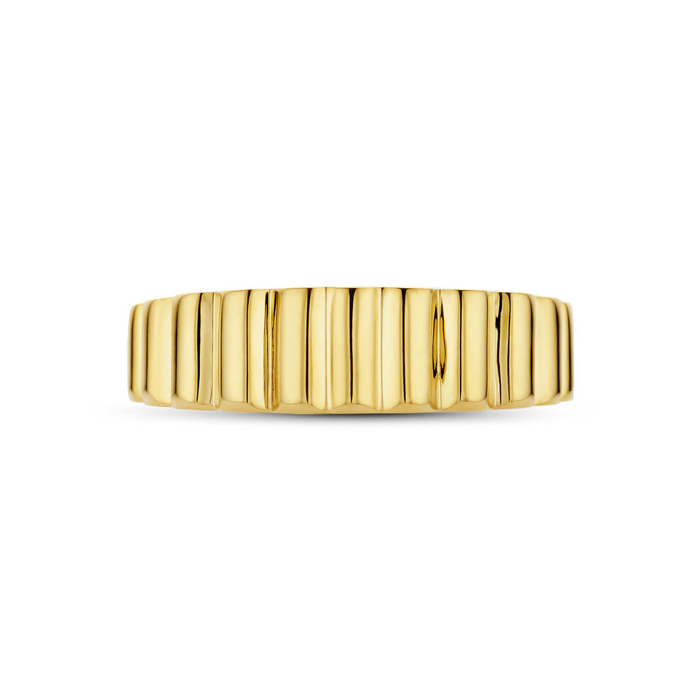 De ring 14K geelgoud uit de Van der Kooij Collectie heeft een gepolijste, geribbelde band en straalt klassieke schoonheid uit tegen een witte achtergrond.