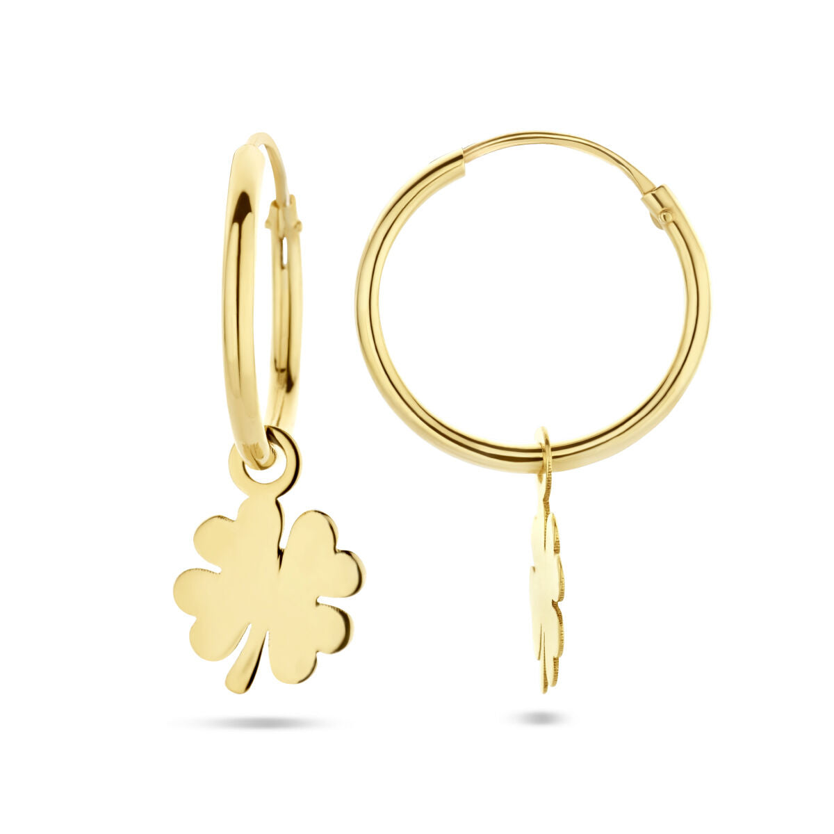 Van der Kooij Collectie oorringen klaver 14K geelgoud: een paar geelgouden oorringen met klavertjes hanger, gepresenteerd tegen een witte achtergrond.