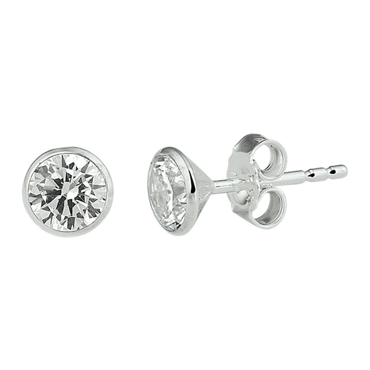 Een paar oorknoppen zirkonia zilver wit van Van der Kooij Collectie, met ronde, heldere stenen gezet in zilver met een stevige achterkant - perfect om te combineren met je favoriete zilveren hanger. Afgebeeld tegen een witte achtergrond.