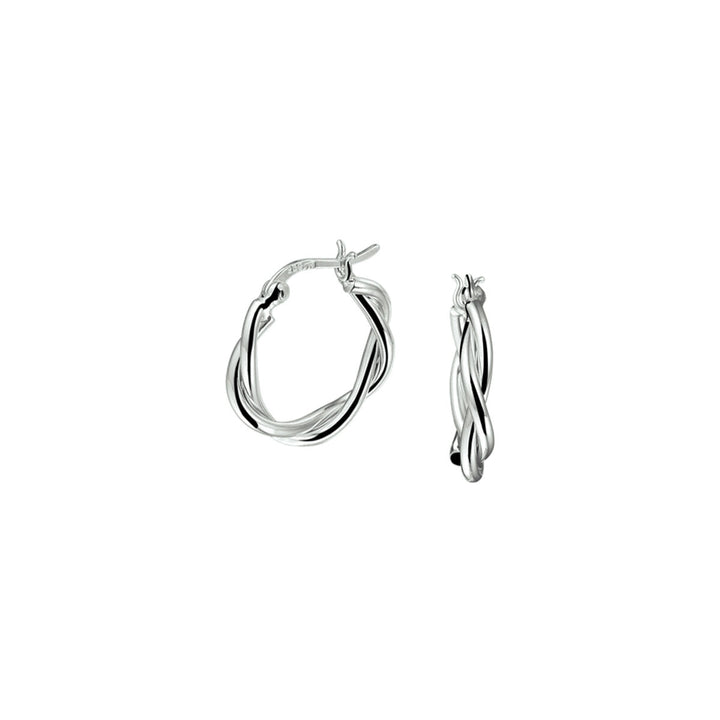 Een paar Van der Kooij Collectie oorringen gedraaide buis zilver gerhodineerd met een gedraaid, gevlochten design en scharniersluiting, tegen een effen witte achtergrond.