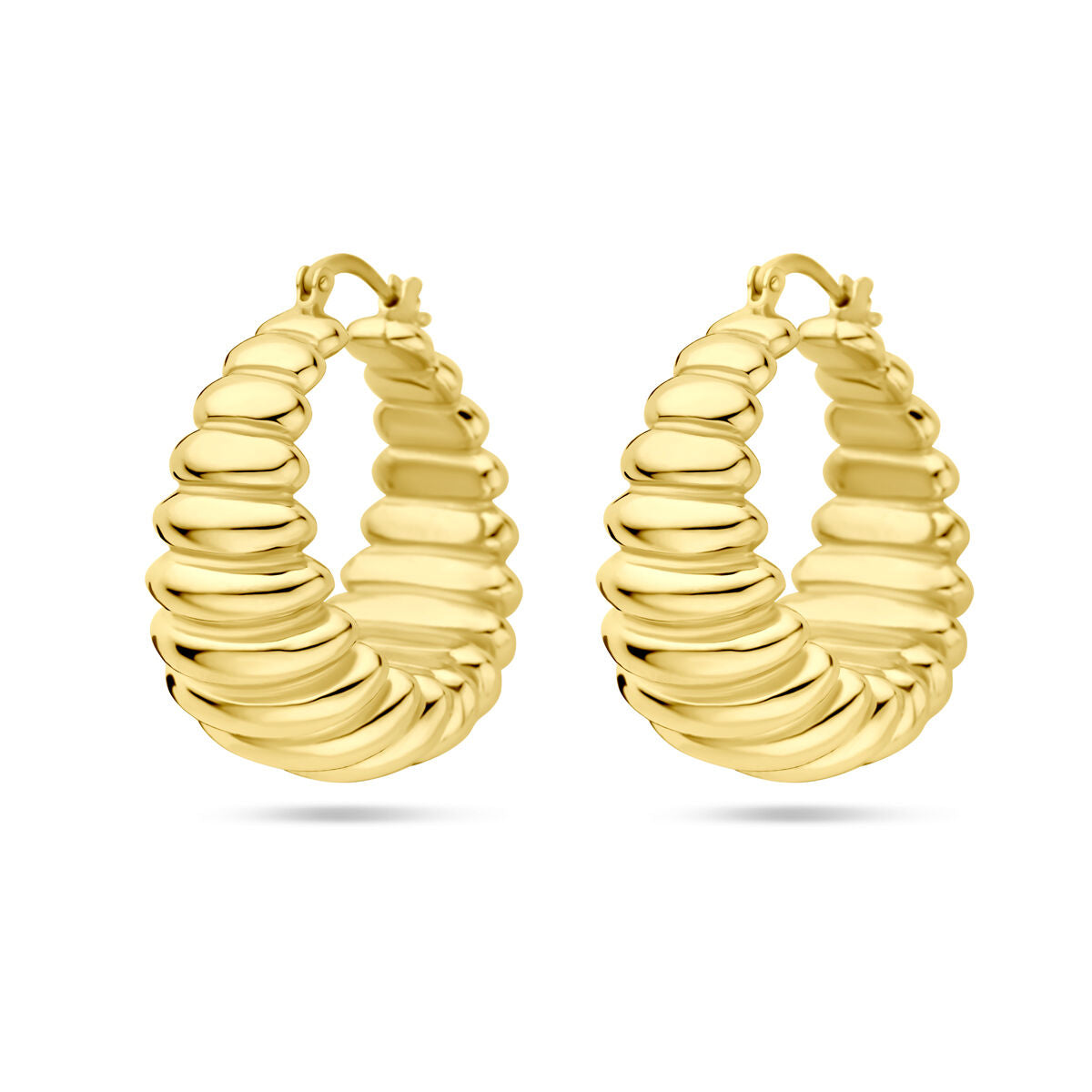 Gouden oorringen van 34 mm met een golvende, gedraaide structuur.