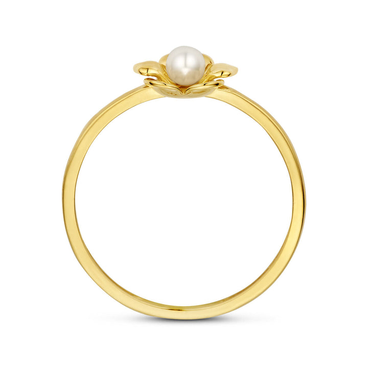 Ring bloem parel 14K geelgoud van Van der Kooij Collectie, met een enkele witte zoetwaterparel in bloemmotief, elegant van opzij getoond tegen een witte achtergrond.