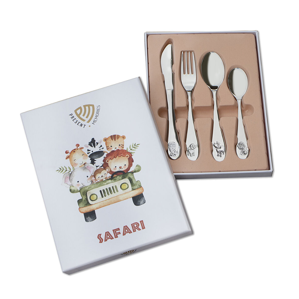 De Van der Kooij Collectie Kinderbestek Safari Edelstaal set bestaat uit een mes, vork, lepel en theelepel met in dieren gegraveerde handvatten, verpakt met cartoon safaridieren in een jeep en "SAFARI" aan de onderkant.