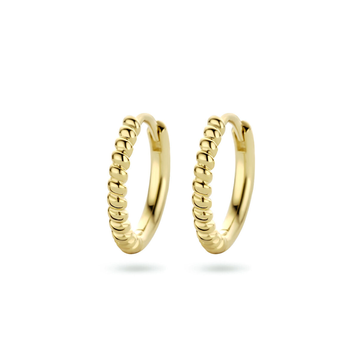 Gouden oorringen van 1 micron zilver met een bolletjesdesign.