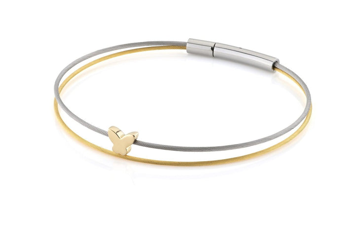 De Thinking of You 🦋 armband goud van CLIC Creations heeft twee in elkaar verweven banden, zilver en goud. Een klein bedeltje versiert de gouden band, met een strak design en metalen sluiting, waardoor het een ideaal persoonlijk cadeau is.