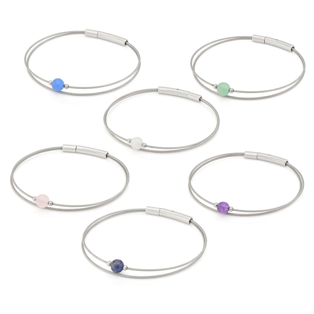 Zes zilveren draadarmbanden met een gekleurde kraal in blauw, groen, wit, roze, donkerblauw en paars van CLIC Creations Thinking of You Armband Agaat A714A. Elegant vervaardigd in edelstaal en gepresenteerd op een witte achtergrond, vormen ze het perfecte cadeau voor elke gelegenheid.