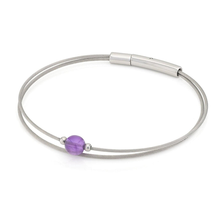 De Thinking of You-Armband Amethist A712B van CLIC Creations is een strakke armband van roestvrij staal met twee zilverkleurige draden, een magnetische sluiting, een amethist kraal in het midden en twee kleine zilveren kralen voor een minimalistisch ontwerp.