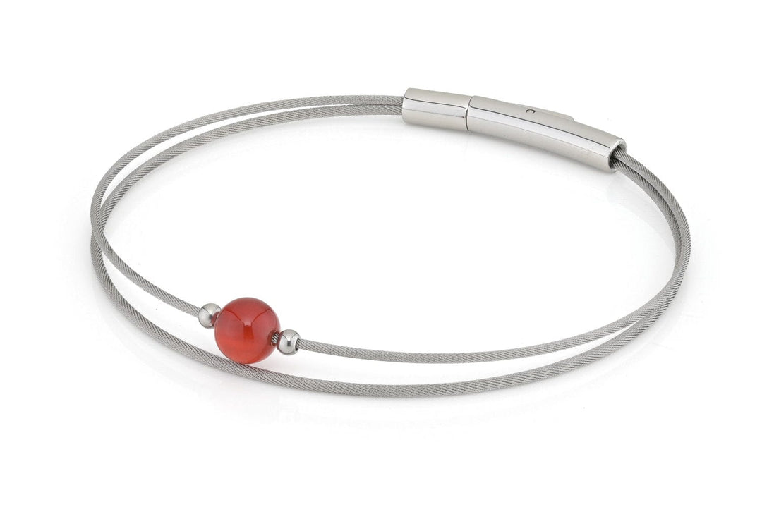 De Thinking of You Armband Carneool zilver A717B van CLIC Creations is een strakke, dubbelstrengs zilveren armband met een opvallende ronde rode kraal in het midden, die doet denken aan een geboortesteen juli. De gladde metalen sluiting versterkt de moderne esthetiek, waardoor het een prachtig edelsteen cadeau is.