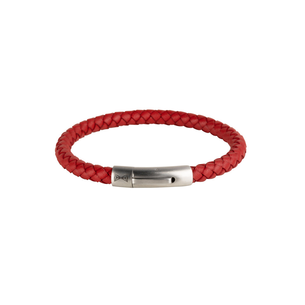 De AZE Jewels Leren armband heren - Iron Single String Red combineert rood leer met een zilveren sluiting met een gegraveerd geometrisch ontwerp, wat de ontdekkingsgeest van de Adventure Collection belichaamt.