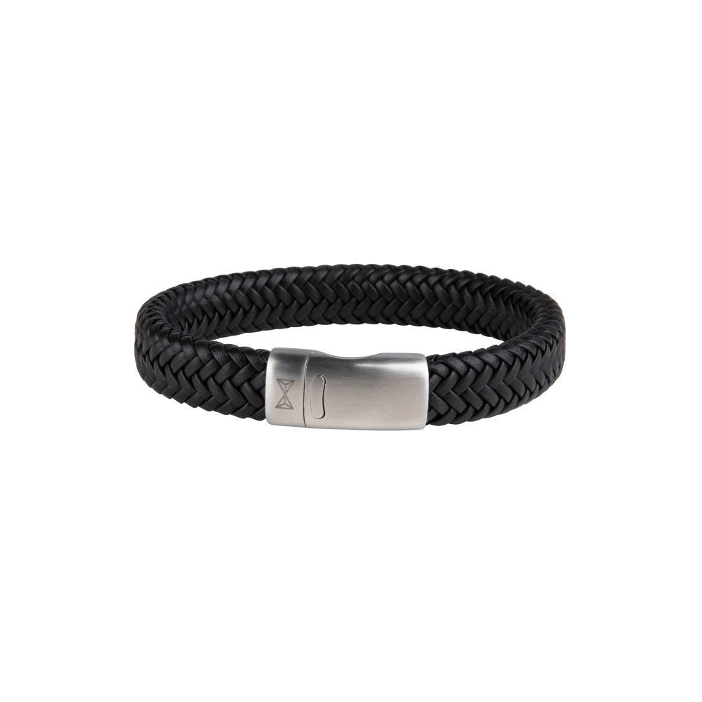 De AZE Jewels Leren armband heren - Iron John Black heeft een gevlochten leren design en een zilveren sluiting met geometrische patronen. Het contrast tussen het gestructureerde leer en het gladde metaal voegt een verfijnde elegantie toe.