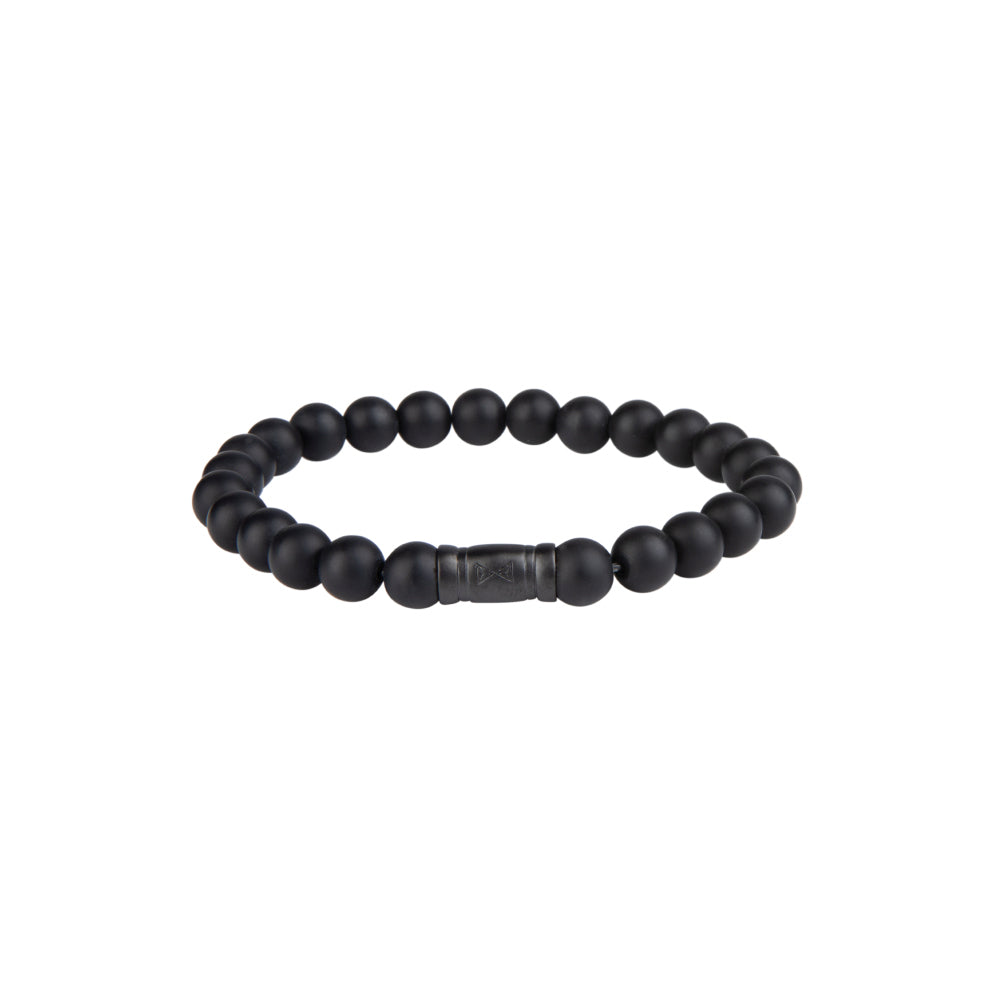Tegen een effen witte achtergrond toont de Kralen armband heren - Black Elk Peak van AZE Jewels een 8 mm zwarte kralenarmband met een metalen cilinder in het midden, die serene elegantie uitstraalt.