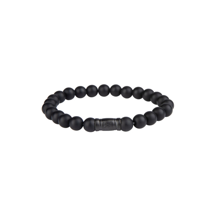 Tegen een effen witte achtergrond toont de Kralen armband heren - Black Elk Peak van AZE Jewels een 8 mm zwarte kralenarmband met een metalen cilinder in het midden, die serene elegantie uitstraalt.