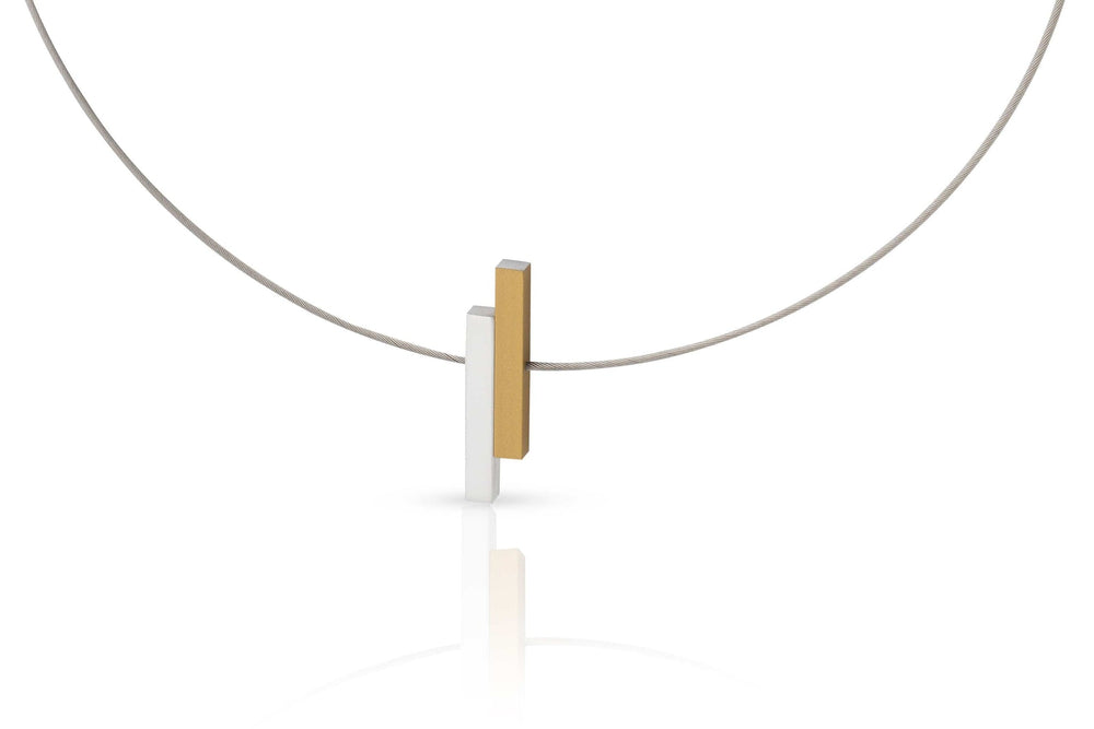 Ontdek de Collier Eenvoudige staafjes Goud|Geel C116G van CLIC Creations, een minimalistische ketting die met precisie is gemaakt. Met een dunne draad en een hanger van kruisende zilveren en gouden staven, is dit sieraad handgemaakt in Nederland en elegant tentoongesteld tegen een ongerepte witte achtergrond.