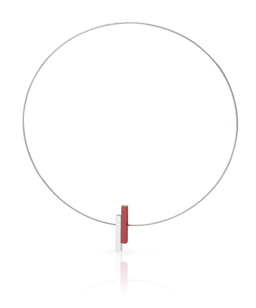 Ontdek de Collier Eenvoudige staafjes Rood C116R van CLIC Creations, een moderne en minimalistische ketting met een dunne ronde draad en een kleine rechthoekige hanger in rood en zilver. Handgemaakt in Nederland, dit sieraad heeft een uniek strak en eenvoudig ontwerp.