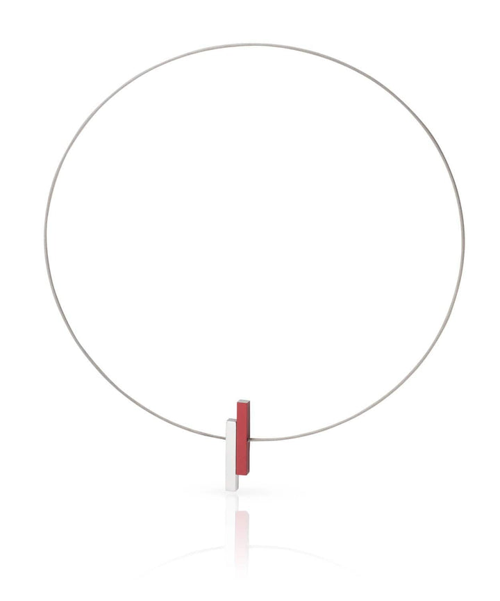 Ontdek de Collier Eenvoudige staafjes Rood C116R van CLIC Creations, een moderne en minimalistische ketting met een dunne ronde draad en een kleine rechthoekige hanger in rood en zilver. Handgemaakt in Nederland, dit sieraad heeft een uniek strak en eenvoudig ontwerp.