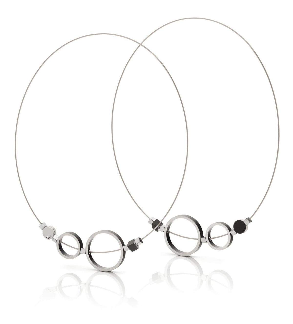 Naszyjnik z okrągłymi elementami w kolorze srebrnym i czarnym, na cienkim drucie.