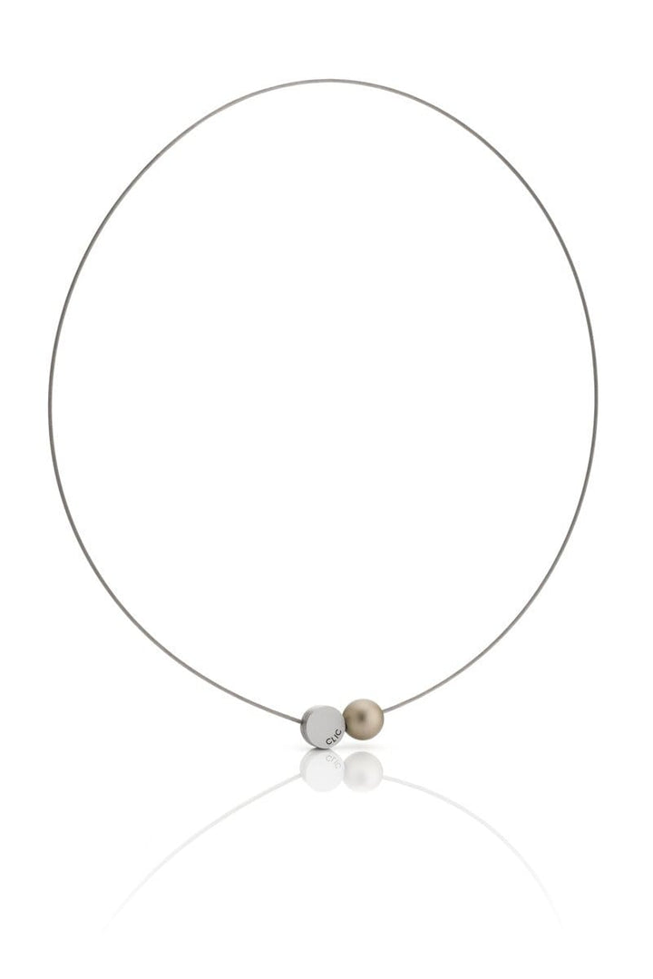 Ervaar de elegantie van de CLIC Creations Collier Mini Kogeltje Goud C192G, handgemaakt in Nederland. Het heeft een minimalistische dunne draadketting met centrale zilveren en parelachtige kralen en een magnetische sluiting, allemaal prachtig weergegeven op een witte achtergrond die de subtiele weerspiegeling vastlegt.