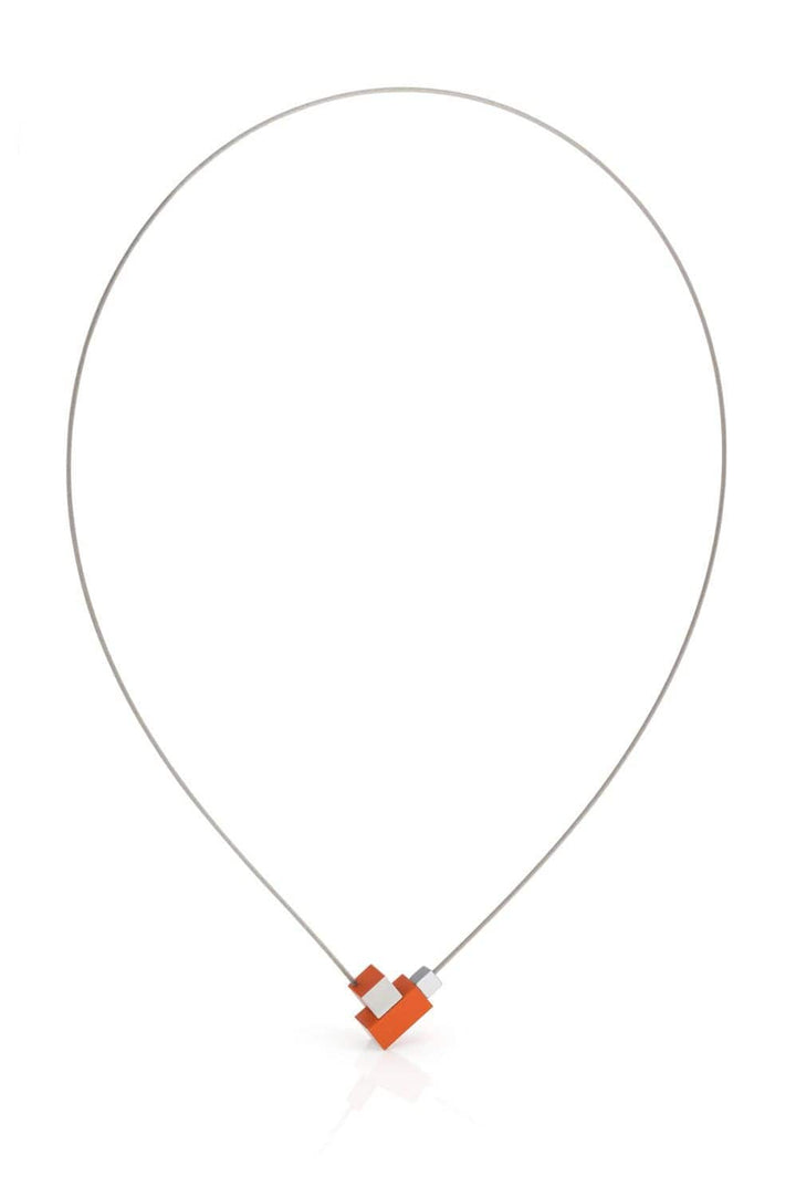 Het Collier Vierkantje en rechthoekje Oranje C206O van CLIC Creations is een minimalistische ketting met een dunne, zilverkleurige edelstalen collierdraad met een moderne oranje en grijze geometrische hanger. Het heeft een uniek ontwerp van in elkaar grijpende rechthoekige vormen en een magnetische sluiting.