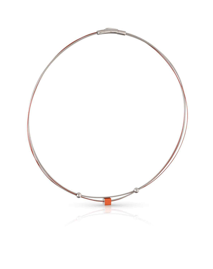 De Collier Klein Kubusje Oranje C230O van CLIC Creations is een minimalistische ketting met een dun draadontwerp, met twee zilveren kralen en een oranje rechthoekig accent. Het bevat een edelstalen bajonetsluiting voor eenvoudig dragen en biedt een strakke, moderne look.