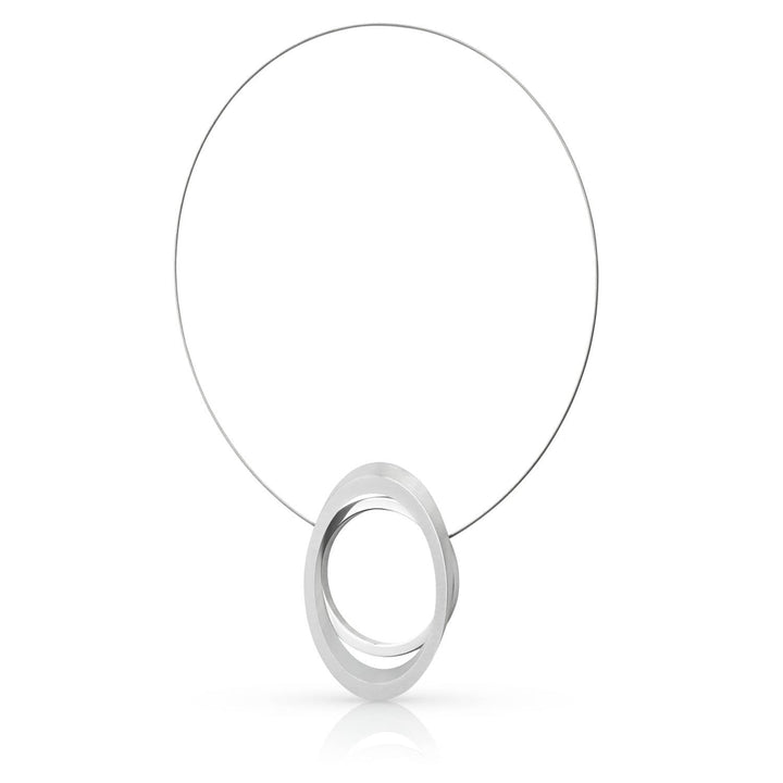 De Collier Grote ring met Ovaal C242 van CLIC Creations is een minimalistische zilveren ketting met een abstracte hanger van in elkaar grijpende cirkels, compleet met een magneetsluiting voor een strak, eigentijds design.