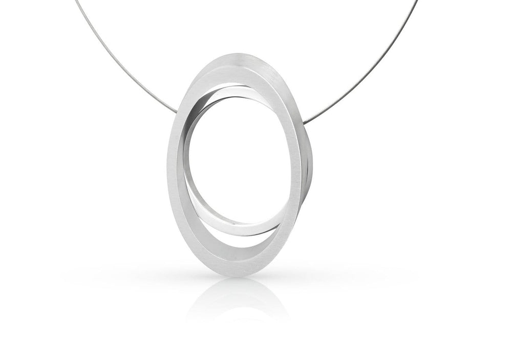 De Collier Grote ring met Ovaal C242 van CLIC Creations is een minimalistische ketting met twee in elkaar grijpende elliptische metalen ringen op een dunne draad. Het heeft een magnetische sluiting en een reflecterend oppervlak, allemaal tegen een effen witte achtergrond.
