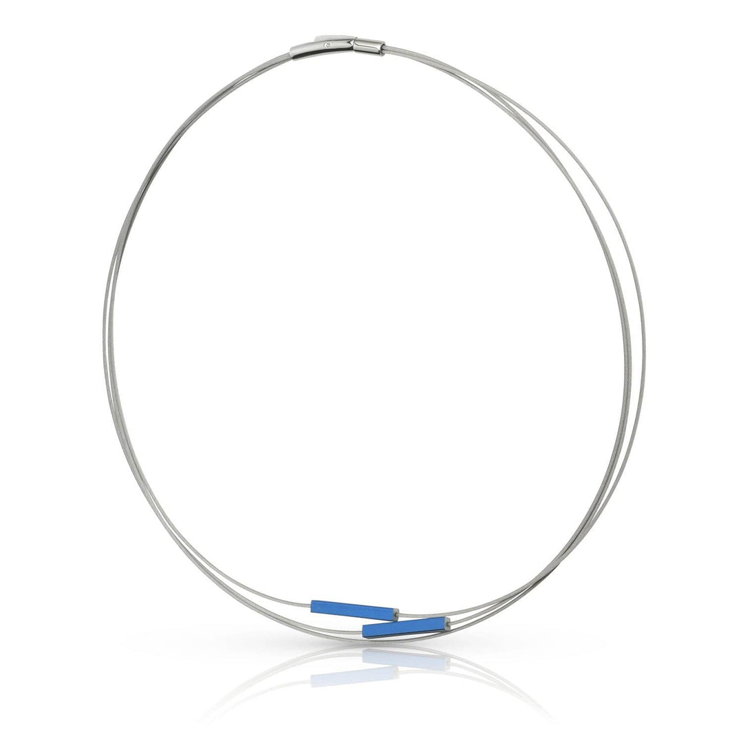 Collier Staafjes Blauw C243B van CLIC Creations is een minimalistische zilveren chokerketting gemaakt van aluminium, met een dubbel cirkelontwerp met twee kleine blauwe rechthoekige accenten. De strakke metalen afwerking en eenvoudige sluiting zorgen voor een moderne en elegante look, waardoor het een prachtig stuk is.