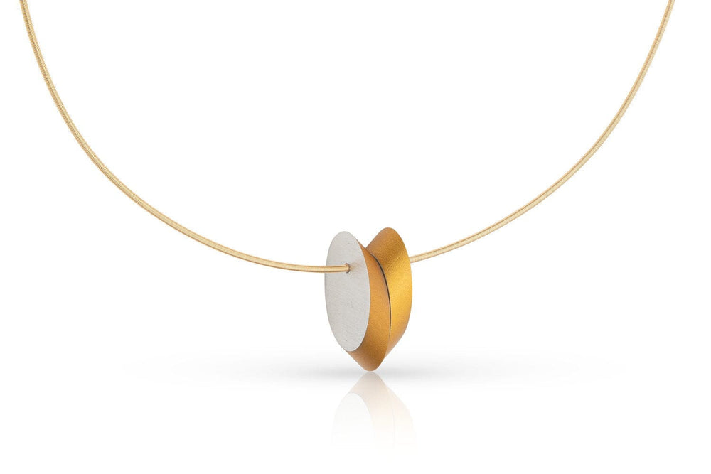 De Collier Ovaaltjes tegen elkaar Goud|Geel C245G van CLIC Creations is een minimalistische ketting met een dunne gouden ketting en een hanger met overlappende gouden en zilveren schijfjes. Handgemaakt in Nederland, het weerspiegelt elegantie en kwaliteit op een wit oppervlak.
