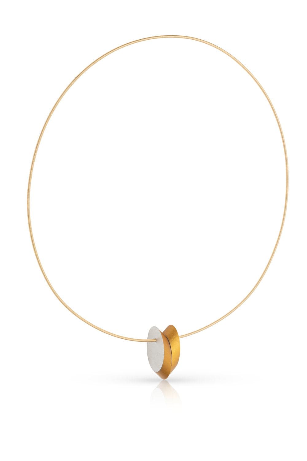 De Collier Ovaaltjes tegen elkaar Goud|Geel C245G van CLIC Creations heeft een minimalistisch design met een dunne gouden ketting en twee ronde hangers, één goud en één zilver, naast elkaar. Het bevat een magnetische sluiting en is handgemaakt in Nederland voor extra elegantie.