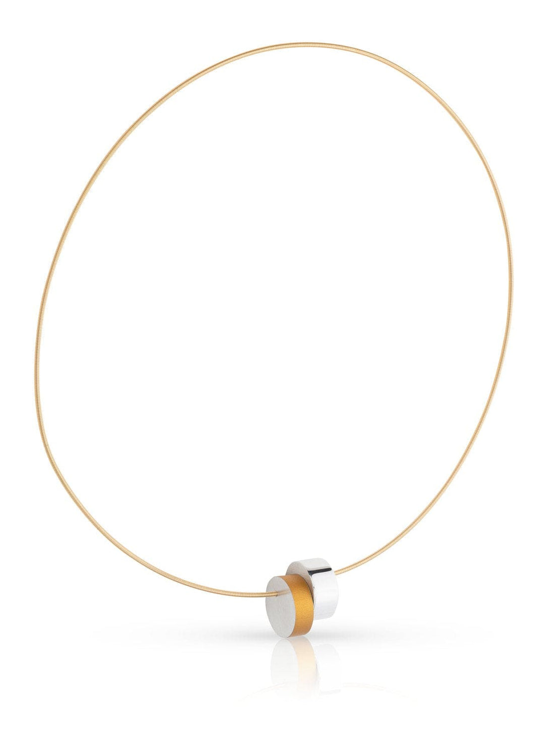 De Collier Cilinders tegen elkaar Goud|Geel C250G van CLIC Creations is een minimalistische ketting met een dunne gouden draad en een cilindervormige hanger in zilver- en goudtinten. Handgemaakt in Nederland, vormt het een elegante lus met een opvallend middelpunt op een effen witte achtergrond.