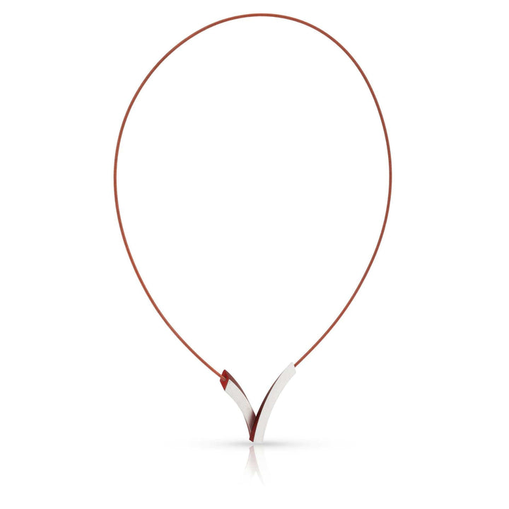 De Collier V-Bogen op elkaar Rood C255R van CLIC Creations heeft een strak, modern design met een dun bruin koord en minimalistische zilveren V hanger, compleet met een magnetische sluiting voor eenvoudig dragen. Deze Dutch Design Sieraad is elegant geplaatst tegen een witte achtergrond.