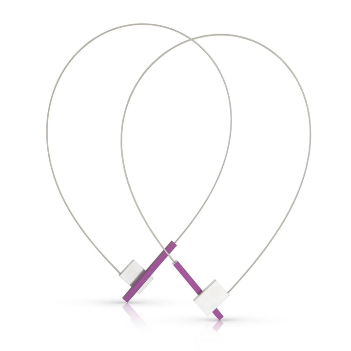 Twee minimalistische geometrische oorbellen met lusvormige draden en rechthoekige paarse accenten op kleine witte vierkantjes, die een uniek ontwerp laten zien. Handgemaakt in Nederland door CLIC Creations, ze stralen elegantie uit tegen een ongerepte witte achtergrond. Product: Collier V-vorm met staafje C261P.