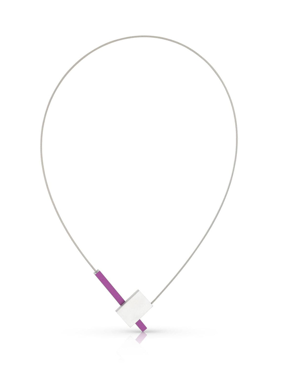 De Collier V-vorm met staafje C261P van CLIC Creations is een minimalistische ketting met een dunne draadlus, met een asymmetrisch geplaatste paarse cilindrische hanger en zilveren vierkante kraal. Handgemaakt in Nederland, biedt het een elegante hoepel en uniek ontwerp voor uitzonderlijk draagcomfort.