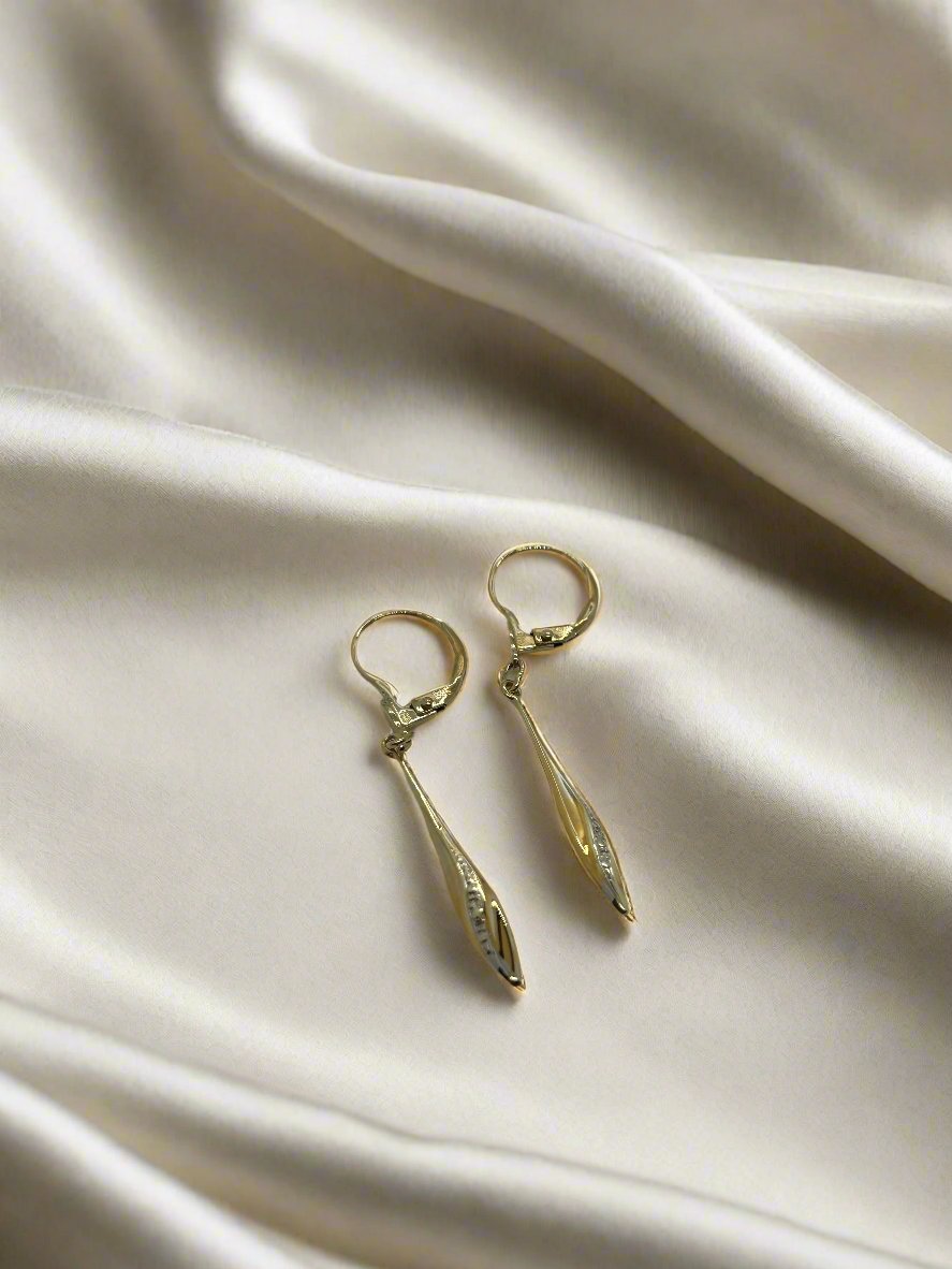 Złote kolczyki vintage 14k z delikatnym, wydłużonym kształtem.