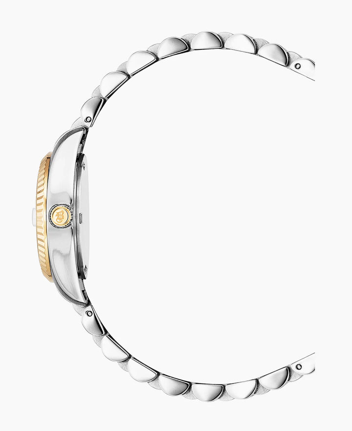 Zijaanzicht van het Jacques Du Manoir Inspiration Classic horloge voor dames, met een zilverkleurig gepolijste metalen band met afgeronde schakels, goudkleurige kroon en Quartz-uurwerk, weergegeven in een halfronde vorm op een witte achtergrond.