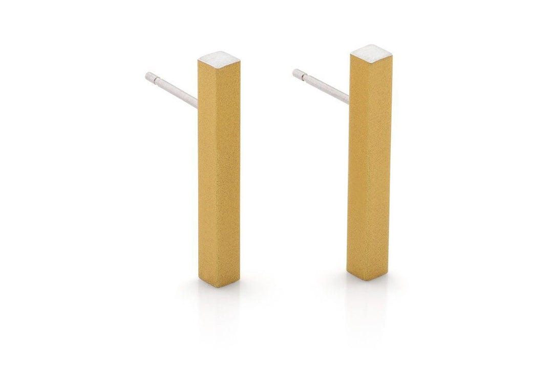 De Oorsteker Staafje Goud|Geel O26G oorbellen van CLIC Creations hebben een minimalistisch rechthoekig ontwerp met gladde gouden texturen en zilveren staafjes, rechtopstaand op een witte achtergrond. Deze vakkundig vervaardigde oorbellen stralen elegantie en verfijning uit.