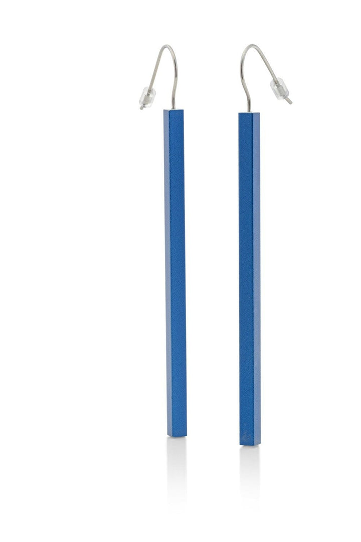 De Oorhanger lange staafjes Blauw O38B van CLIC Creations bestaat uit lange, rechthoekige blauwe oorhangers met zilveren haken. Het minimalistische, moderne design is verticaal opgehangen op een witte achtergrond.