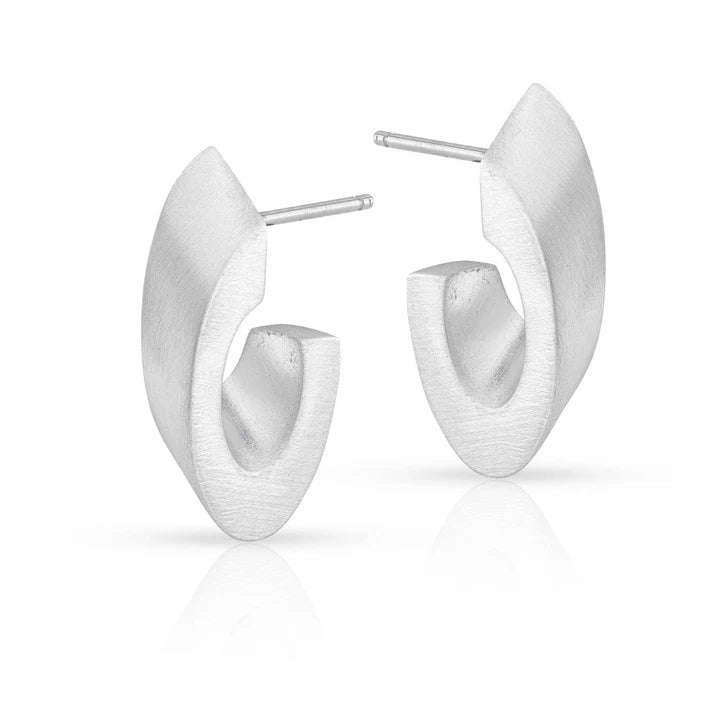 Ovale creolen in verstek van zilver met een matte afwerking en steker.