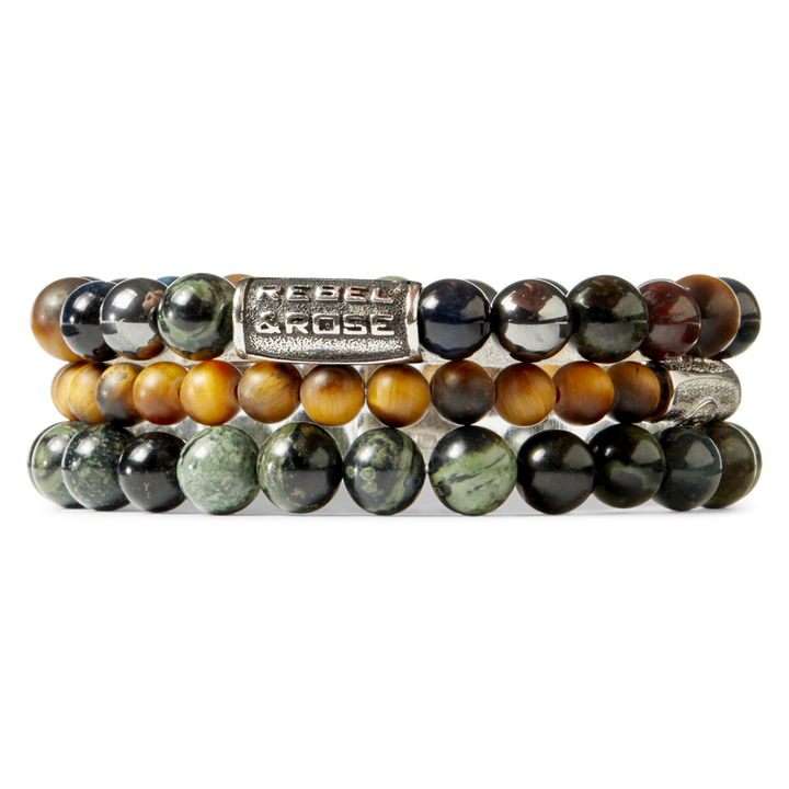De Green Rocks - 8mm Heren Kralen Armband van Rebel & Rose heeft gepolijste groene, bruine en zwarte kralen met een luxe armbandstijl en een rechthoekig metalen REBEL & ROSE accent - perfect voor de moderne man.