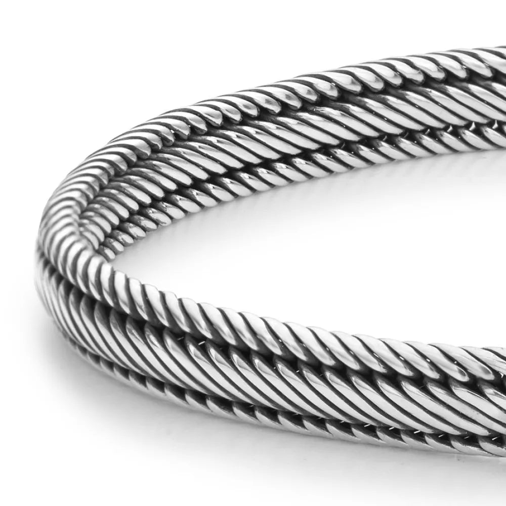 Close-up van de Demeter Small six ketting van Rebel & Rose, 17,11 gram 925 zilver in een gedraaid koordontwerp, waarbij de ingewikkelde, geweven strengen met textuur worden benadrukt tegen een witte achtergrond.