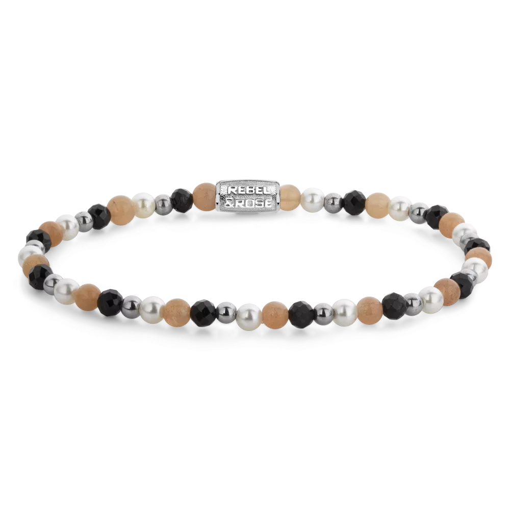 De Rebel & Rose Black Glam Rocks Party Silver armband heeft afwisselend zwarte, witte en beige kralen met een rechthoekig metalen logo - een stijlvolle dames sieraad voor elke gelegenheid.