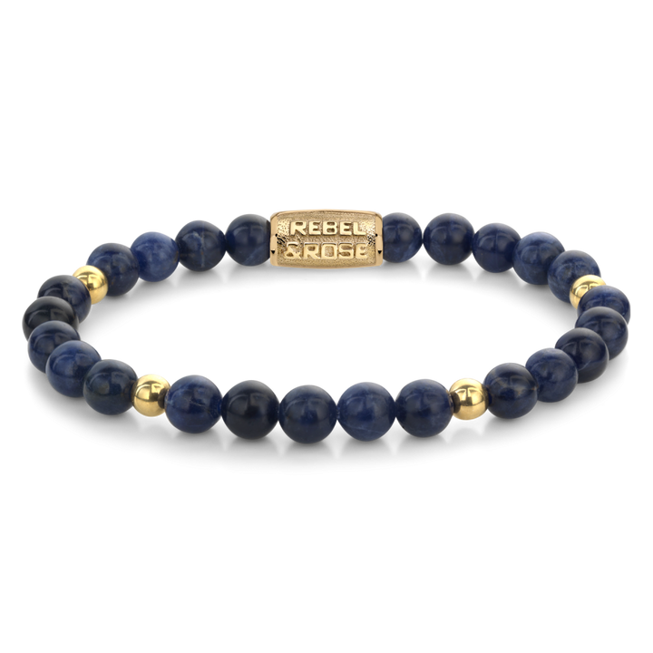 De Rebel & Rose Midnight Blue armband heeft 6 mm ronde sodalietkralen, kleine 18 kt geelgouden geïoniseerde kralen en een rechthoekig gouden label gegraveerd met REBEL & ROSE.