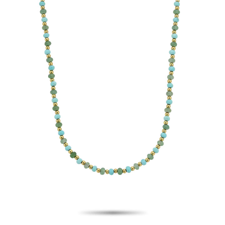 De Rebel & Rose Ketting Blue Green Adventure - 4 mm heeft vierkante turquoise stenen gezet in individuele vergulde schakels, prachtig weergegeven tegen een effen zwarte achtergrond.