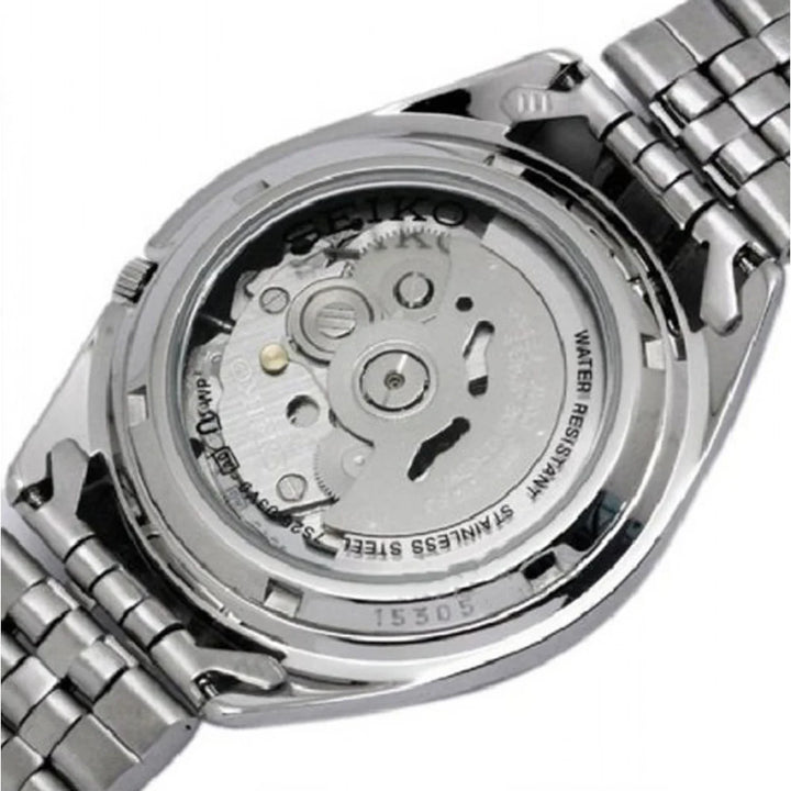 De achterkant van de Seiko heren horloge SNKL43K1 van Juwelier van der Kooij is voorzien van een transparante kast die het automatische uurwerk, de zichtbare onderdelen, de roestvrijstalen band en de WATERRESISTANTE markering laat zien.